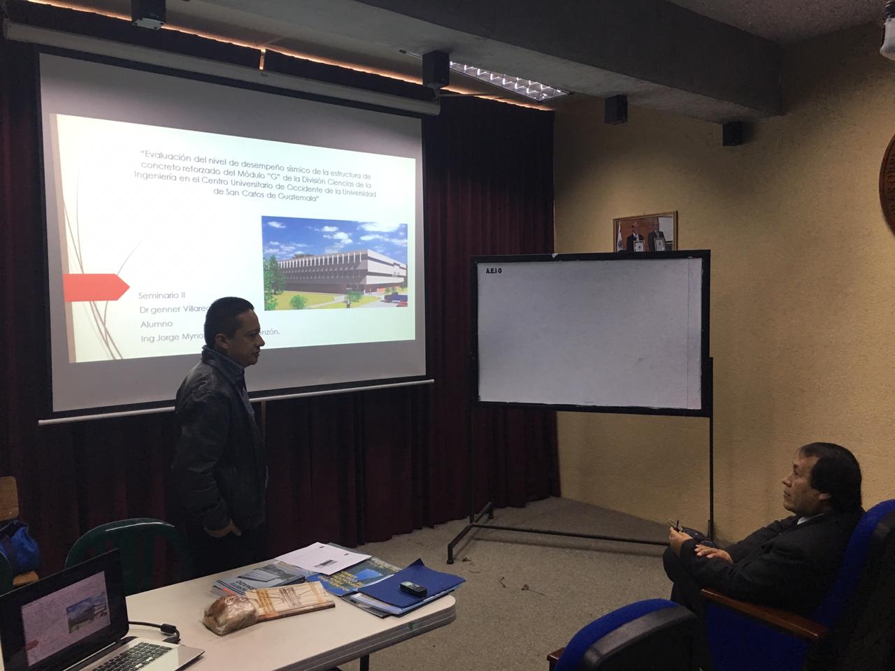 Dr Gener Villareal revisando Trabajos de Graduación de Maestría